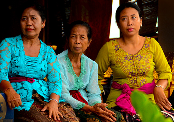 We work with the best Kamasan artists in Bali who are not simply artists, Ibu Sri on the right carries the family linage of Kamasan from her father Bapak I Nyoman Mandra. Kamasan is more than art, it is the matrix in which the artist communicates with god.