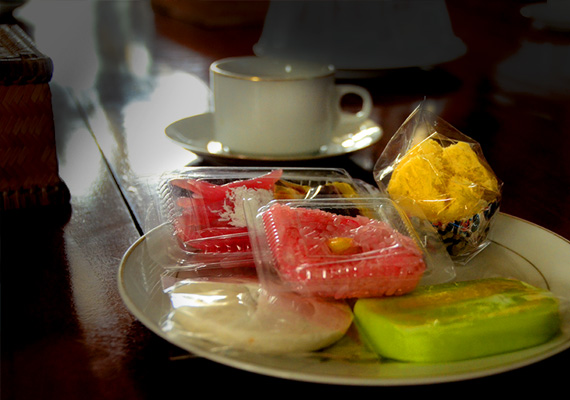 Hi tea is not necessarily a Balinese custom but teh panas, kopi hitam and kuay certainly are.  Here we enjoy this experience in the chambers of the Regent of Klungkung who welcomed our study group formally to the regency