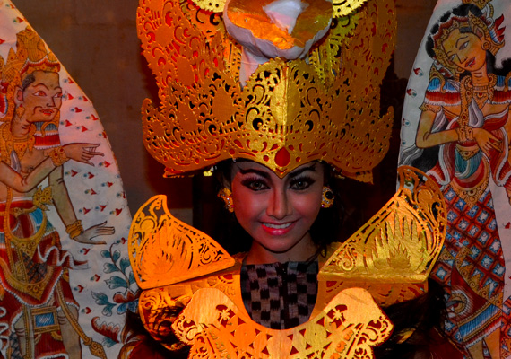 The outcome of the Kamasan painting classes was this costume for Sita which is finally presented in a perfromance of the Ramayana story at the program closing ceremony